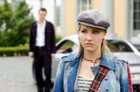 Arme Millionäre – Sarah (Maxi Warwel) ist von Christoph (Tobias van Dieken) enttäuscht und verläßt das Anwesen zu Fuß.