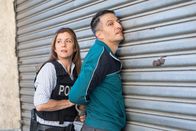 Der Staatsanwalt – Hauptkommissarin Kerstin Klar (Fiona Coors) muss ihren Kollegen Max Fischer (Max Hemmersdorfer) bei einem Undercover-Einsatz festnehmen.