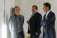 Die Rosenheim-Cops – Ihre Ermittlungen führen die Kommissare Hansen (Igor Jeftic, r.) und Hartl (Michael A. Grimm, M.) zu Benedikt Langer (Philipp Brammer, l.), der das Opfer mit brisanten Informationen versorgt hatte.
