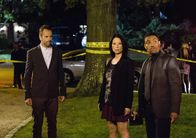 Elementary – Als in das Haus von Captain Gregson eingebrochen wird, gehen Sherlock Holmes (Jonny Lee Miller, l.), Joan Watson (Lucy Liu, M.) und Detective Bell (Jon Michael Hill, r.) auf Verbrecherjagd ...