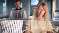 In aller Freundschaft – Benjamin Behring (Jan Dose) ist gerade Vater geworden und sein zu frühgeborenes Baby liegt in einem Inkubator. Er weiß nicht, dass die Sachsenklinik Opfer einer Cyberattacke wurde. Allerdings merkt er, dass hier etwas überhaupt nicht stimmt. In seiner Sorge fordert er von Dr. Ina Schulte (Isabell Gerschke) etwas zu harsch sofort Aufklärung.