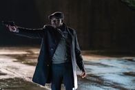Alex Rider – Smithers (Nyasha Hatendi) gibt sich fälschlicherweise als Trauerbegleiter aus. In Wahrheit ist er ein Agent.