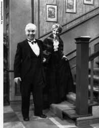 Dinner for One oder Der neunzigste Geburtstag – Freddie Frinton als Diener James und May Warden als alleinspeisende alte Dame Miss Sophie.