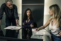 SOKO München – Arthur Bauer (Gerd Silberbauer, l.) und Resi Schwaiger (Mersiha Husagic, r.) vernehmen Loraine Flores-Bichl (Nadine Menz, M.).