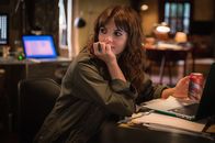 Elementary – Holmes und Kitty (Ophelia Lovibond) ermitteln im Mordfall an einem Paketladen-Besitzer ...