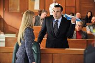 Suits – Katrina Bennett (Amanda Schull) ist neu in der Kanzlei doch Louis (Rick Hoffman) macht ihr den Einstieg alles andere als leicht.