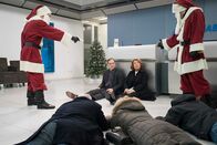 Wilsberg – Anna Springer (Rita Russek) und ihr Bankberater (Adrian Zwicker) werden Zeugen, wie maskierte Weihnachtsmänner die Bank überfallen.