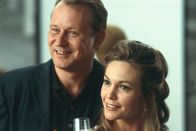 The Glass House – Das Ehepaar Erin (Diane Lane, r.) und Terry Glass (Stellan Skarsgård, l.) wirkt auf den ersten Blick sympathisch, hilfsbereit und warmherzig. Doch der Schein trügt, denn Erin und Terry stecken in Schwierigkeiten und würden alles tun, um diese zu beseitigen.