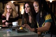 Ocean's 8 – Tammy (Sarah Paulson, l.) und Debbie Ocean (Sandra Bullock, M.) sehen fasziniert zu, wie Nine Ball (Rihanna, r.) eine 3-D-Vorlage des Diamantcolliers erstellt.