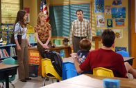 Two and a Half Men – Jake (Angus T. Jones, 2.v.r.) hat seiner Lehrerin Miss Pasternak (Missi Pyle, 2.v.l.) den Mittelfinger gezeigt - jetzt droht ihm ein Schulverweis. Um seinen Neffen zu retten, lässt Charlie (Charlie Sheen, r.) seinen ganzen Charme bei ihr spielen ...