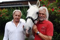 Pferdemenschen – Klaus Krzisch ist der längst dienende Bereiter der Spanischen Hofreitschule. Begonnen als Lehrling, war Klaus Krzisch 50 Jahre lang in der Hofreitschule und erzählt sein Leben mit den Weißen Pferden. Erich Pröll.
