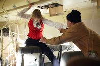 Mayday - Alarm im Cockpit – Tausende Meter über Alaska fliegend, muss Wendy Kroon (gespielt von Lindsey Fraiser) über ein Loch im Kabinenboden klettern, um das Heck des Flugzeugs zu erreichen. Mit Hilfe eines kommerziellen Fischers (gespielt von Bill Yack) klettert sie über die Sitze, um das Loch zu vermeiden, das entstand, als sich ein Propeller löste und in den Unterboden der Lockheed Elektra einschlug. Durch das Loch sind wichtige Steuerelemente blockiert, so dass es fast unmöglich ist, das Flugzeug so zu steuern, dass eine Landung möglich ist. Kroon muss die Passagiere auf eine Notlandung vorbereiten.