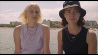 Urlaubsversuche – Die Freundinnen Lina (Linda Marie Roher) und Franka (Ronja Herberich) sind an der Ostsee angekommen.