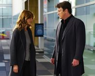 Castle – Sind zwar wieder zusammen, wollen das aber noch vor der Öffentlichkeit geheim halten: Beckett (Stana Katic, l.) und Castle (Nathan Fillion, r.) ...