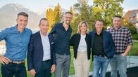 Samschtig-Jass – v.l. Paddy Kälin, Georges Bregy, Marco Streller, Moderatorin Fabienne Gyr, Urs Meier, Jörg Abderhalden 2022