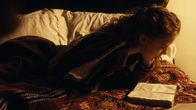 Die glorreichen 10 – Die spätere Queen Elizabeth liest ein Buch in ihrem Bett.