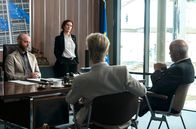 Die Saat - Tödliche Macht – Guillermo Sanchez (Paul Coltofeanu, li.) und Mel O'Connor (Rosemarie La Vaullée) verhandeln mit Judith Berkow (Ulrike Willenbacher) und Sam Perlington (Matthias Schullan).