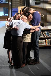 Community – Ein weiteres Jahr geht zu Ende - was wohl die siebte Staffel ihres Lebens am Greendale College bringen wird? Frankie (Paget Brewster, l.), Dean Pelton (Jim Rash, 2.v.l.), Chang (Ken Jeong, 2.v.r.) und Jeff (Joel McHale, r.) machen sich Gedanken ...; Ein weiteres Jahr geht zu Ende - was wohl die siebte Staffel ihres Lebens am Greendale College bringen wird? Frankie (Paget Brewster, l.), Dean Pelton (Jim Rash, 2.v.l.), Chang (Ken Jeong, 2.v.r.) und Jeff (Joel McHale, r.) machen sich Gedanken ...