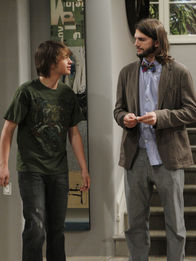 Two and a Half Men – Beim Einkaufen mit Jake (Angus T. Jones, l.) im Supermarkt lernt Walden (Ashton Kutcher, r.) die hübsche Zoey kennen und verabredet sich mit ihr, während Alan mal wieder Geldprobleme hat ...