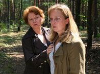 Polizeiruf 110 – Am Tatort: Hauptkommissarin Johanna Herz (Imogen Kogge, l.) und die Mutter (Gabriela Maria Schmeide, r.) der vermissten Marie.