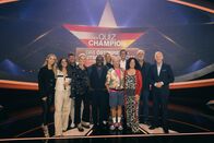 Der Quiz-Champion – Von links: Melissa Naschenweng, Vanessa Mai, Thomas Morgenstern, Sarah Wiener, Nelson Müller, Franziska van Almsick, Wigald Boning, Bastian Pastewka, Barbara Wussow, Dirk Stermann und Johannes B. Kerner