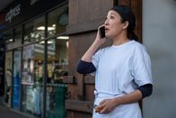 Killing Eve – Nach den Vorkommnissen in Rom hat Eve (Sandra Oh) mit dem Geheimdienst abgeschlossen. Weit weg von Verhören und Auftragskillern, versucht sie, ihr Leben wieder auf die Reihe zu kriegen.