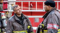 Chicago Fire – Aus der Hölle entronnen, l-r: David Eigenberg als Christopher Herrmann, Joe Minoso als Joe Cruz