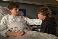 Der Bergdoktor – Lennart (Jonas Kaufmann, r.) und sein Bruder Vinzent Neumüller (Tom Böttcher, l.) haben ein sehr enges Verhältnis.