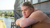 Sag du es mir – Seit die resolute Maschinistin Silke von einem Fremden von einer Brücke gestoßen wurde, steckt ihr Leben voller Überraschungen. Ihre auf Mallorca lebende Schwester Moni kehrt zurück in ihre Heimatstadt Potsdam, um den Angreifer ausfindig zu machen. Doch wer beschützt hier eigentlich wen? Und welche Rolle spielt der Täter René dabei? Eine Geschichte darüber, wie wir uns unser Leben erzählen. - Die resolute Silke (Gisa Flake) arbeitet als Maschinistin auf dem Schiffshebewerk.