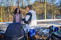 Sturm der Liebe – Vanessa (Jeannine Gaspár, l.) ist vor den Kopf gestoßen, dass Max (Stefan Hartmann, r.) Baby Anton abgegeben hat, damit er eine Radtour machen kann.