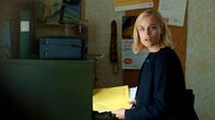 Rebecka Martinsson – Rebecka Martinsson (Ida Engvoll) stößt auf Drohbriefe im Nachlass der Verunglückten.