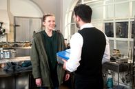 Rote Rosen – Davids (Arne Rudolf, r.) Überdrehtheit schiebt Franzi (Sofie Junker, l.) aufs Verliebtsein und lässt sich davon anstecken.