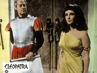Cleopatra – Julius Cäsar (Rex Harrison, l.) kann sich dem sinnlichen Anblick Cleopatras (Elizabeth Taylor, r.) nicht entziehen. Er verhilft seiner Geliebten an die Macht ...