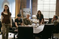 Navy CIS – Versuchen gemeinsam den Mörder des toten Marine zu finden: Ziva (Cote de Pablo, l.), Abby (Pauley Perrette, 2.v.l.), Gibbs (Mark Harmon, M.), Bryn Landers (Katie Lowes, 2.v.r.) und Fotograf Jackson Scott (John Billingsley, r.) ...