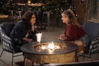Call Me Kat – Kat (Mayim Bialik, l.); Zoey (Margie Mays, r.)