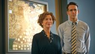 Die Frau in Gold – Nach Jahrzenten erfährt Maria Altmann (Helen Mirren), dass sie die rechtmäßige Erbin mehrerer Werke des österreichischen Malers Gustav Klimt ist. Darunter befindet sich Klimts Porträt ihrer geliebten Tante: „Adele Bloch-Bauer I“. Der unerfahrene Anwalt Randy Schoenberg (Ryan Reynolds) unterstützt sie in ihrem juristischen Machtkampf.