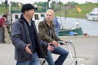 Fischer fischt Frau – Rieke (Anna Loos, r.) und Hein (Peter Heinrich Brix, l.)