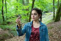 Löwenzahn – Tika (Derya Dilber) hat eine besondere Eichelhäher-Feder gefunden. Tika und ihre Clique "Crazy Bees" suchen jemanden, der uralte Bäume im Wald zerstört. Könnte sich Tika dabei eine Feder als Kopfschmuck verdienen, wie es bei den Lakota schon immer üblich war?