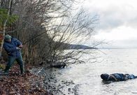 Hubert und Staller – Am Haken des Wildanglers (Roberto Martinez, links), den Hubert und Staller heimlich beobachten, hängt eine Leiche im Plastiksack.