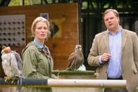 Die Rosenheim-Cops – Falknermeisterin Sandra Holzinger (Stefanie von Poser, l.) kann gegenüber Kommissar Hartl (Michael A. Grimm, r.) kein Alibi nachweisen.
