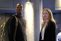 24: Legacy – Carters (Corey Hawkins, l.) Ex-Kollege Ben bringt ihn auf die Spur eines Schmugglers, der möglicherweise in Kontakt zu den Terroristen steht. Können Carter und Rebecca (Miranda Otto, r.) ihm vertrauen?