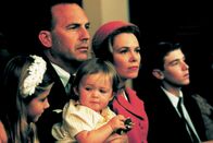 Thirteen Days – Kenneth O’Donnell (Kevin Costner, 2. v. li.) und Gattin Helen (Lucinda Jenney, 2. v. re.) machen sich Sorgen um die Zukunft ihrer Kinder.
