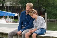 Frühling – Matthias Bredemeyer (Max von Pufendorf, l.) entschuldigt sich bei seinem Sohn Finn (Michael Sommerer, r.).