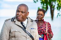 Death in Paradise – Am Ort des Unfalls wartet bereits Darlene Curtis (Ginny Holder) - und Commissioner Patterson (Don Warrington) macht eine schreckliche Entdeckung.