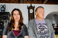 Hubert ohne Staller – Die Kaiserin (Katharina Müller-Elmau, l.) und Girwidz (Michael Brandner, r.) ermitteln undercover im Kuschelkurs.