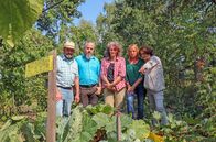 Mein leckerer Garten – v.l.n.r.: Hans Breisacher, Carsten Göhner, Helga Wisser, Annette Aller und Saziye Diener sind beeindruckt von Volkers Kohlrabi der Sorte „Superschmelz".