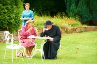 Father Brown – Father Brown (Mark Williams, r.) und Mrs. McCarthy (Sorcha Cusack, l.) sind zusammen bei einer Weinprobe eingeladen.