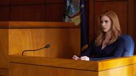 Suits – Donna (Sarah Rafferty) wird beschuldigt, sich in die Geschäftsführung eingemischt und Beweisdokumente vernichtet zu haben, und wird von der Staatsanwaltschaft unter Druck gesetzt. Eine Aussage unter Eid ist unumgänglich.