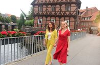 Rote Rosen – ARD ROTE ROSEN, Telenovela, 18. Staffel mit neuen Folgen ab (13.10.20), montags bis freitags um 14.10 Uhr im Ersten. Doppelt betrogen: Mona (Jana-Hora Goosmann, r.) und Tatjana (Judith Sehrbrock, l.) kämpfen sich ihren Glauben an die Liebe zurück, nachdem auffliegt, daß sie seit Jahren von demselben Mann betrogen wurden - und werden Freundinnen. Szene aus dem Vorspann zur 18. Staffel Rote Rosen.