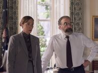 Homeland – Präsidentin Elizabeth Keane (Elizabeth Marvel, l.); Saul (Mandy Patinkin, r.)